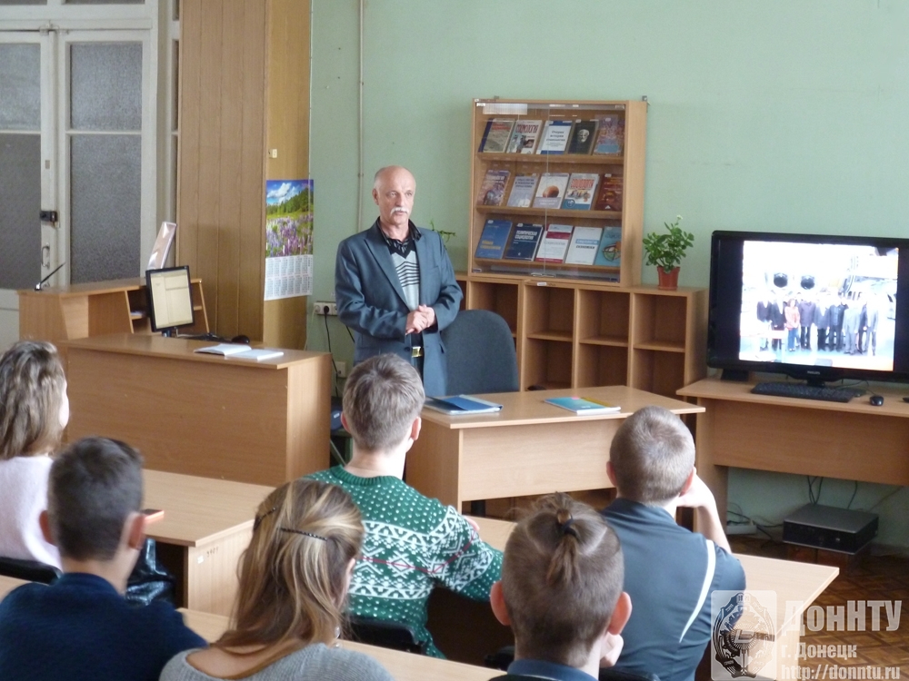 В. В. Паслен со студентами