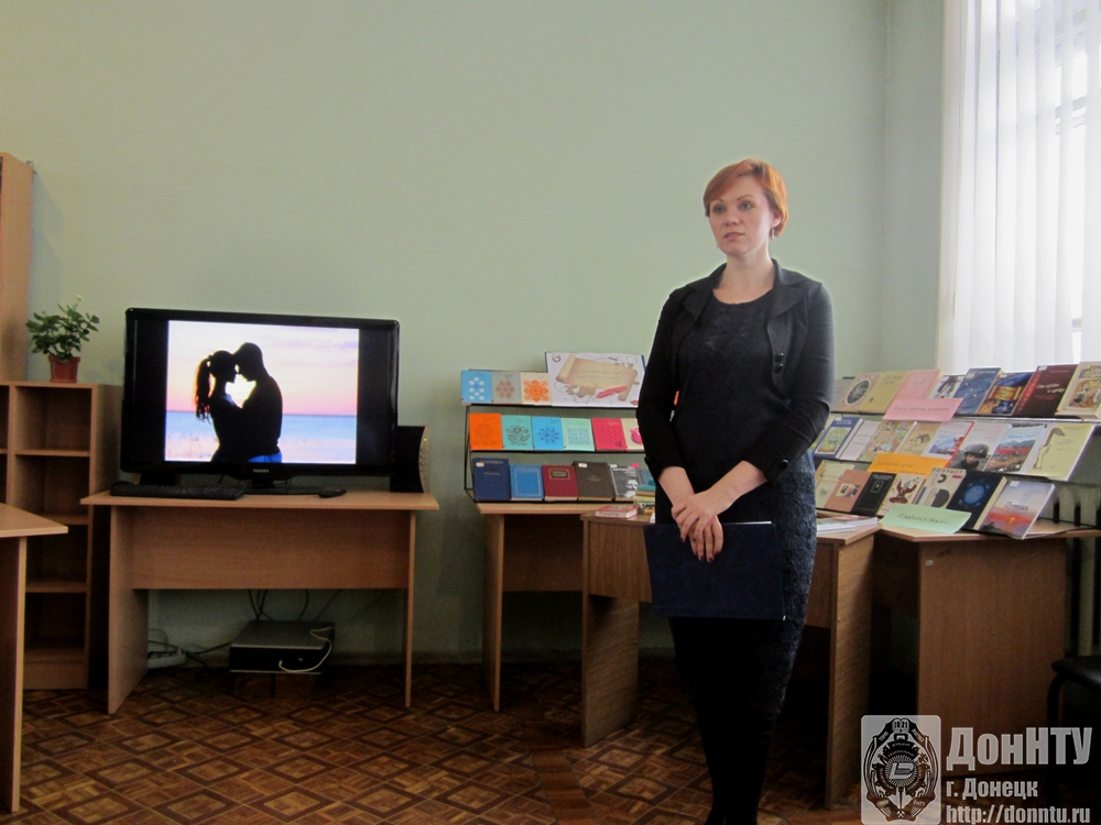 Стихи читает заведующая отделом библиотеки Е. В. Кирпиченко