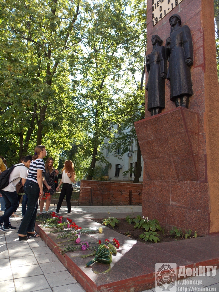 Цветы у подножия памятника