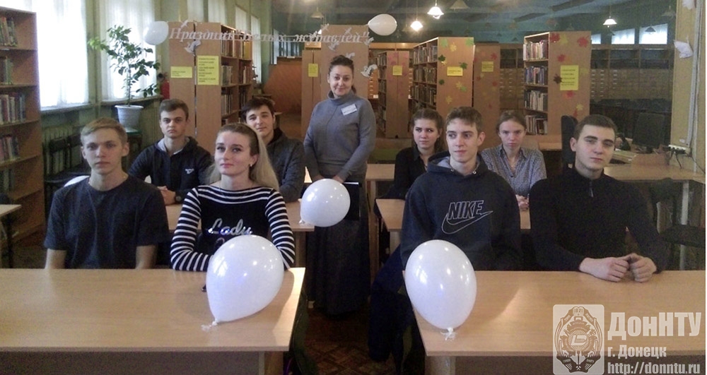 Главный библиотекарь Ирина Владимировна Буряченко проводит мероприятие к Международному дню «Белые журавли»