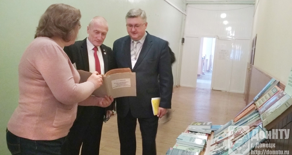 К. Н. Маренич – ректор ДонНТУ, А. А. Кравченко – зав. каф. экономики и маркетинга, А. В. Гурова – ведущий библиотекарь
