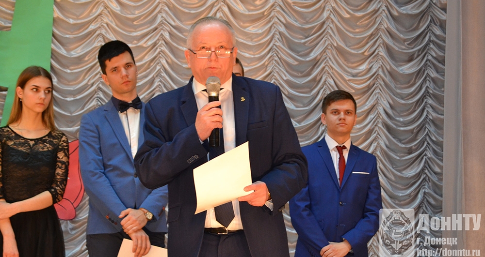 Победителей награждает ректор ДонНТУ А. Я. Аноприенко