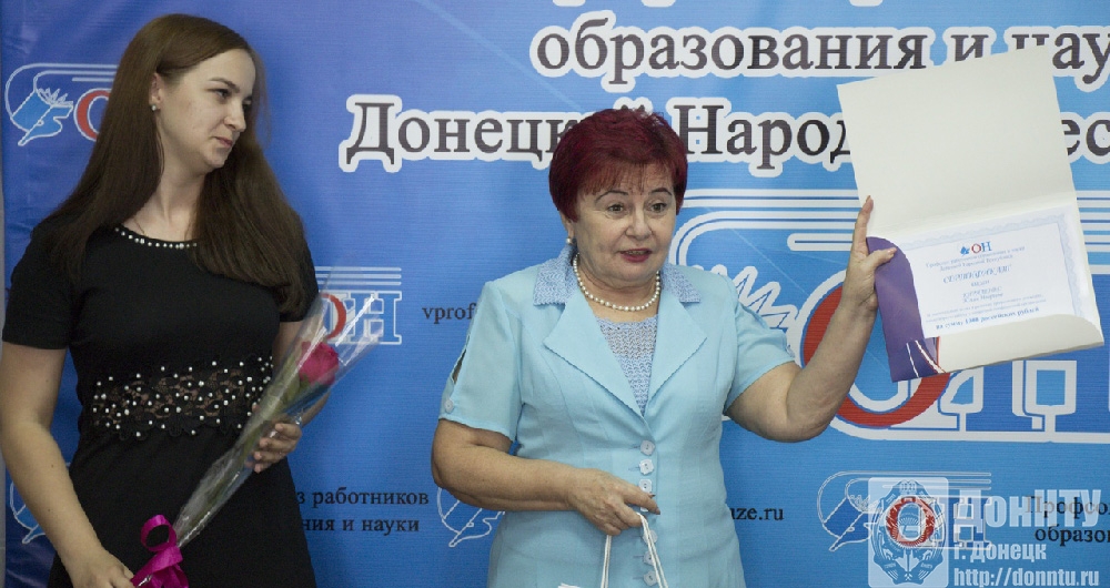 Награду получает Ю. Кириленко