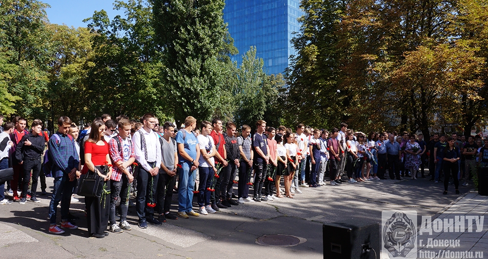 Студенты и преподаватели на торжественном митинге