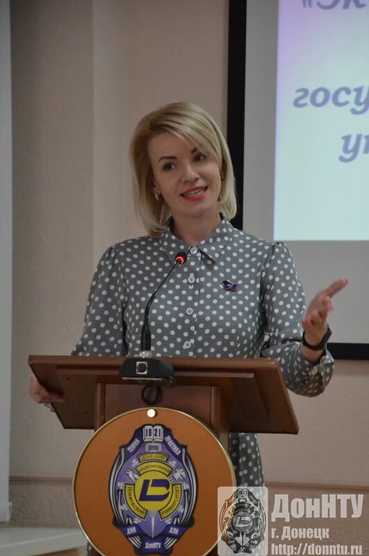 А.Ю. Селиванова поздравляет юбиляров