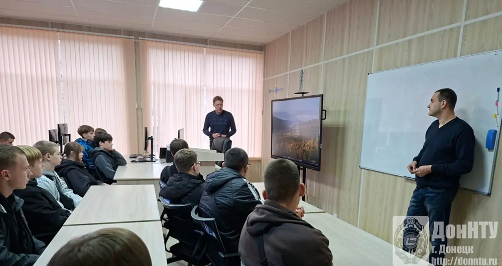 Зав. кафедрой ЭСИС Д. В. Полковниченко проводит встречу с выпускниками ГБПОУ Макеевский транспортно-технологический колледж в учебной лаборатории ПАО Россети Зав. кафедрой ЭСИС Д. В. Полковниченко проводит встречу с выпускниками ГБПОУ Макеевский транспортно-технологический колледж в учебной лаборатории ПАО Россети
