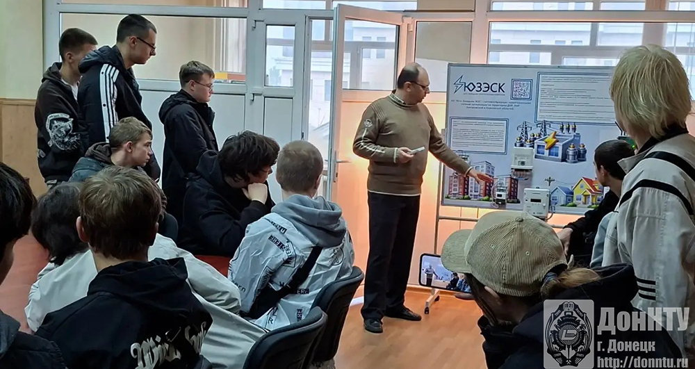 Зав. кафедрой ЭПГ И.А. Бершадский демонстрирует работу стенда с интеллектуальными приборами учета электроэнергии Зав. кафедрой ЭПГ И.А. Бершадский демонстрирует работу стенда с интеллектуальными приборами учета электроэнергии