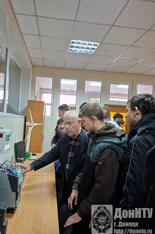 Доцент кафедры ЭС В.И. Калашников демонстрирует работу стенда по автоматизации технологических процессов в электроэнергетике Доцент кафедры ЭС В.И. Калашников демонстрирует работу стенда по автоматизации технологических процессов в электроэнергетике