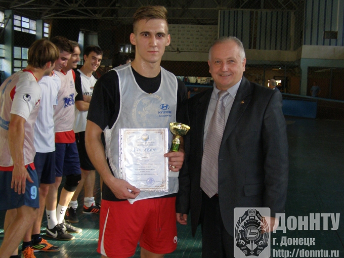 И.о. ректора А. Я. Аноприенко вручил кубок ректора и грамоту команде-победителю