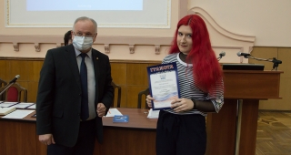 Грамоту получает А. Суворина, студентка ФКНТ