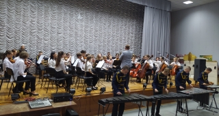 Выступает симфонический оркестр