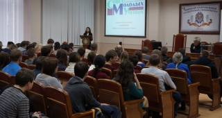 Конференцию открывает М. С. Попова