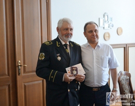Нагрудный знак вручен В. И. Фомичеву