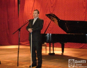 Сергей Кондрашов читает стихи осетинского поэта Асламбека Пагиева