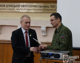 Ректор К. Н. Маренич вручает памятный подарок А. В. Глушко
