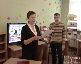 Заведующая кафедрой философии ДонНТУ, кандидат философских наук, доцент Т. Э. Рагозина и студент факультета компьютерных наук и технологий гр. ФИРм-16 Максим Янковский
