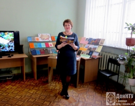 Стихи читает директор НТБ ДонНТУ И. Ю. Колюпанова