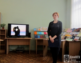 Стихи читает заведующая отделом библиотеки Е. В. Кирпиченко